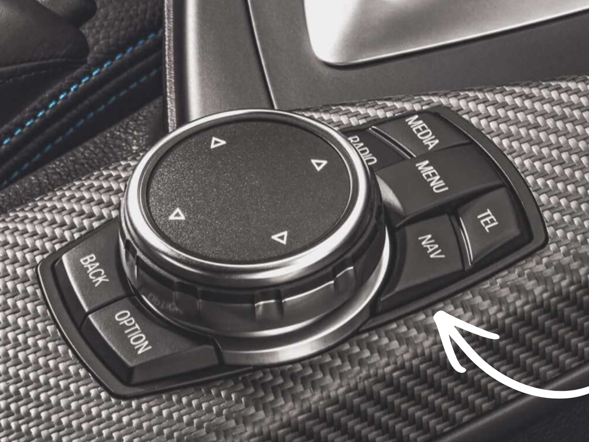 BMW iDrive controller with arrow showing the direction to turn